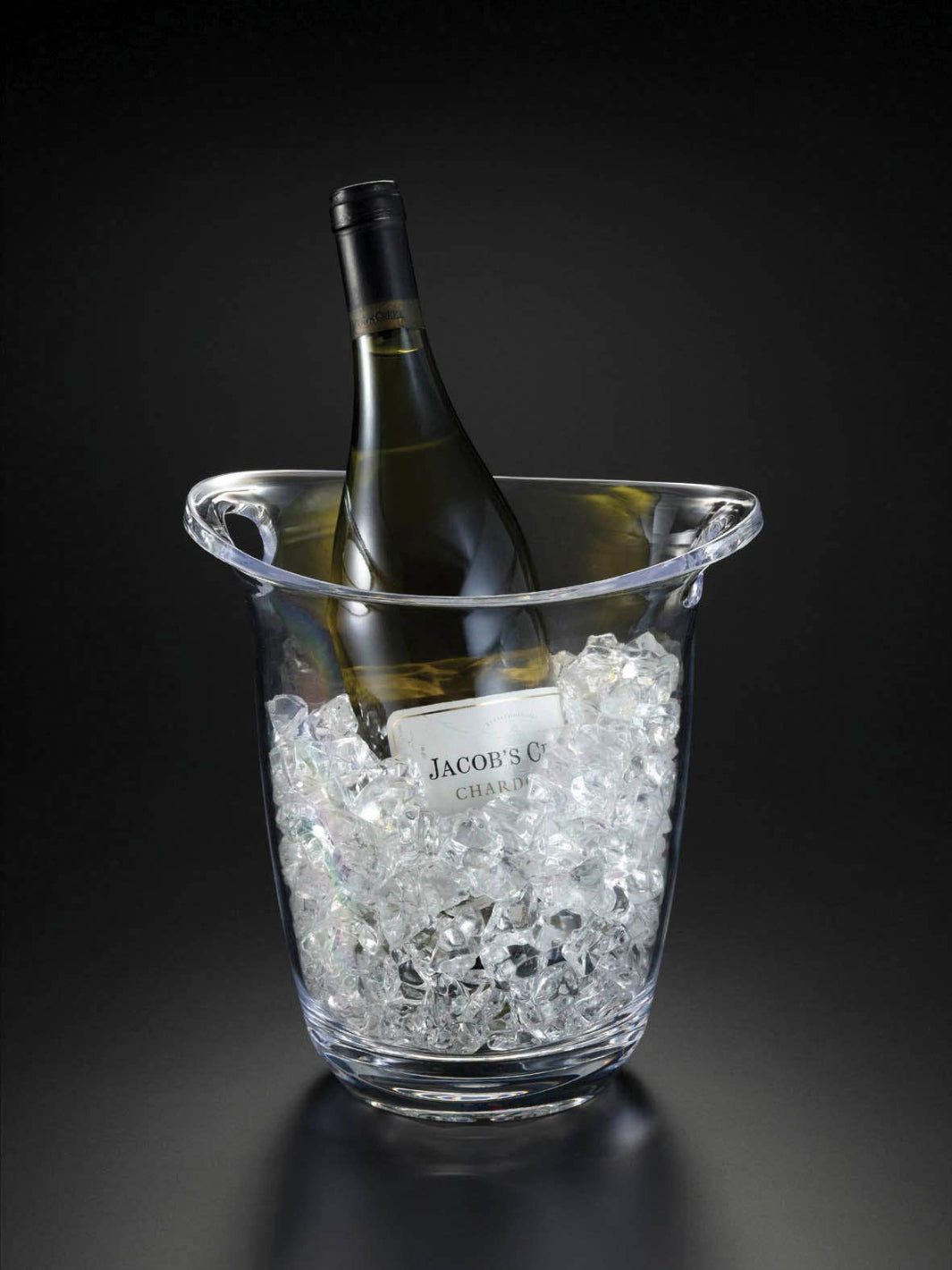 ighlighting its 3-quart capacity and transparent style, perfect for celebrations.