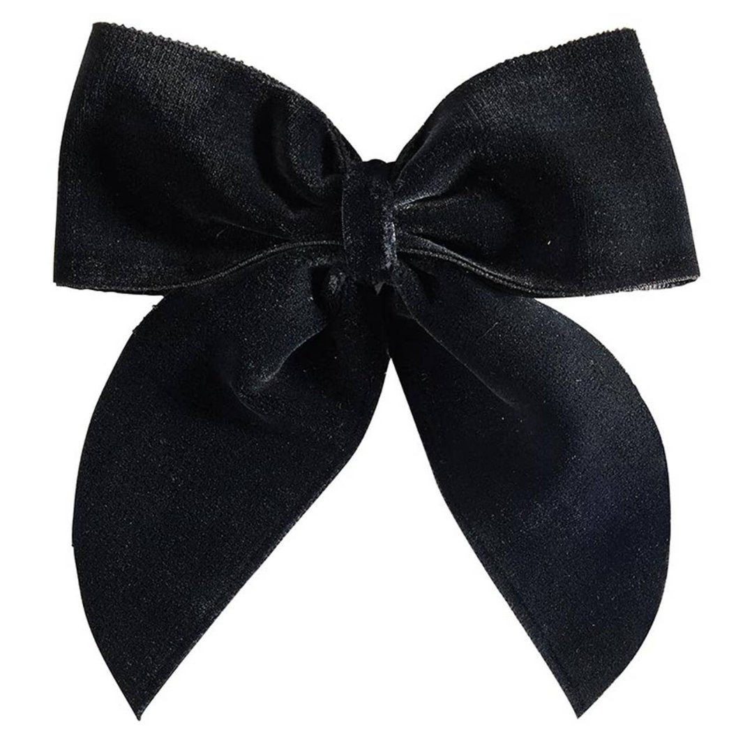 Close-up of the soft black velvet wine bow. 